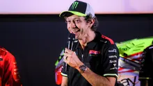 Mantan pembalap MotoGP, Valentino Rossi, pada peluncuran livery Pertamina Enduro VR46 Racing di MotoGP Indonesia 2025, Selasa (30/9/2025). (Bola.com/Bagaskara Lazuardi)