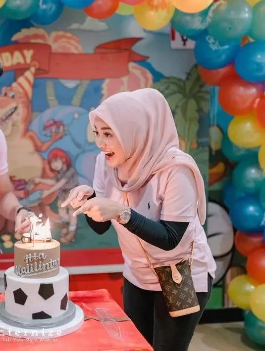 Tak ketinggalan soal penampilannya yang belakangan jadi inspirasi. Terlebih Aurel Hermansyah sukses diet hingga 20 kilogram. “..aku nurunin hampir 20 kg dalam kurang lebih 4 bulan pasca melahirkan…,” tulis Aurel Hermansyah. (Liputan6.com/IG/@aureliehermansyah).