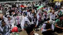 Sejumlah Guru honorer Kategori 2 beristigosah saat menggelar aksi di depan gedung MPR/DPR, Jakarta, Senin (23/7). Aksi ini digelar di tengah pejabat sedang melakukan rapat gabungan lanjutan bersama lintas kementerian. (Liputan6.com/JohanTallo)