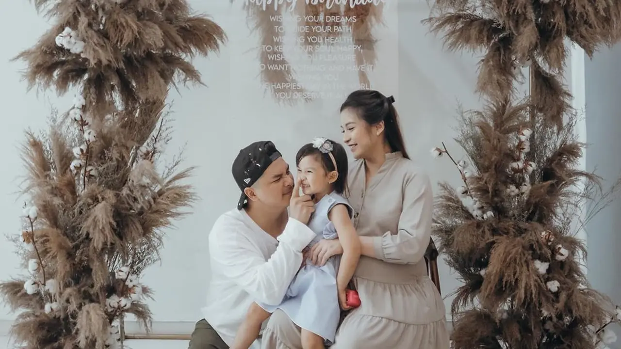 7 Potret Pesta Ulang Tahun Glenn Alinskie, Perut Chelsea Olivia Curi Perhatian