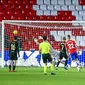 Striker Barcelona, Lionel Messi, mencetak gol ke gawang Granada pada laga Liga Spanyol di Stadion Los Carmenes, Sabtu (9/1/2021). Bracelona menang dengan skor 4-0. (AP/Jose Breton)