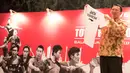 Gubernur Jakarta Basuki T Purnama menunjukan kostum bulutangkis miliknya pada acara jamuan makan malam jelang Kejuaraan Dunia BWF 2015 di Balai Kota, Jakarta, Sabtu (8/8/2015). (Bola.com/Vitalis Yogi Trisna)