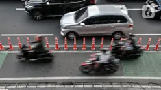 Pengendara sepeda motor menerobos jalur khusus sepeda di Jalan Kramat Raya, Jakarta, Kamis (22/9/2022). Penerapan jalur sepeda sepanjang 196,45 kilometer dan tersebar di 26 ruas jalan yang dibangun Pemprov DKI Jakarta itu belum berfungsi secara efektif karena masih diserobot pengendara sepeda motor akibat arus lalu lintas yang semakin padat. (merdeka.com/Iqbal S. Nugroho)