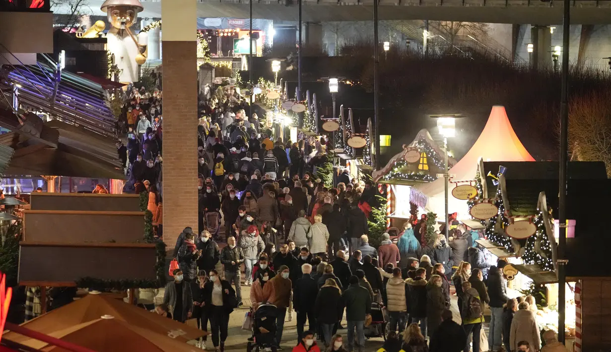 Orang-orang mengunjungi pembukaan pasar Natal besar di pusat perbelanjaan Westfield Centro di Oberhausen, Jerman, Jumat (12/11/2021).  Beberapa pasar Natal hanya mengizinkan pengunjung yang divaksinasi dan pulih atau diuji karena pandemi coronavirus. (AP Photo/Martin Meissner)