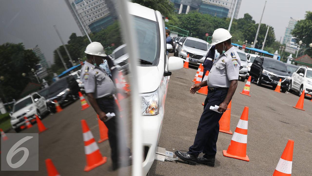 20160815-Ratusan-Taksi-Online-Uji-KIR-di-Monas-Jakarta-IA