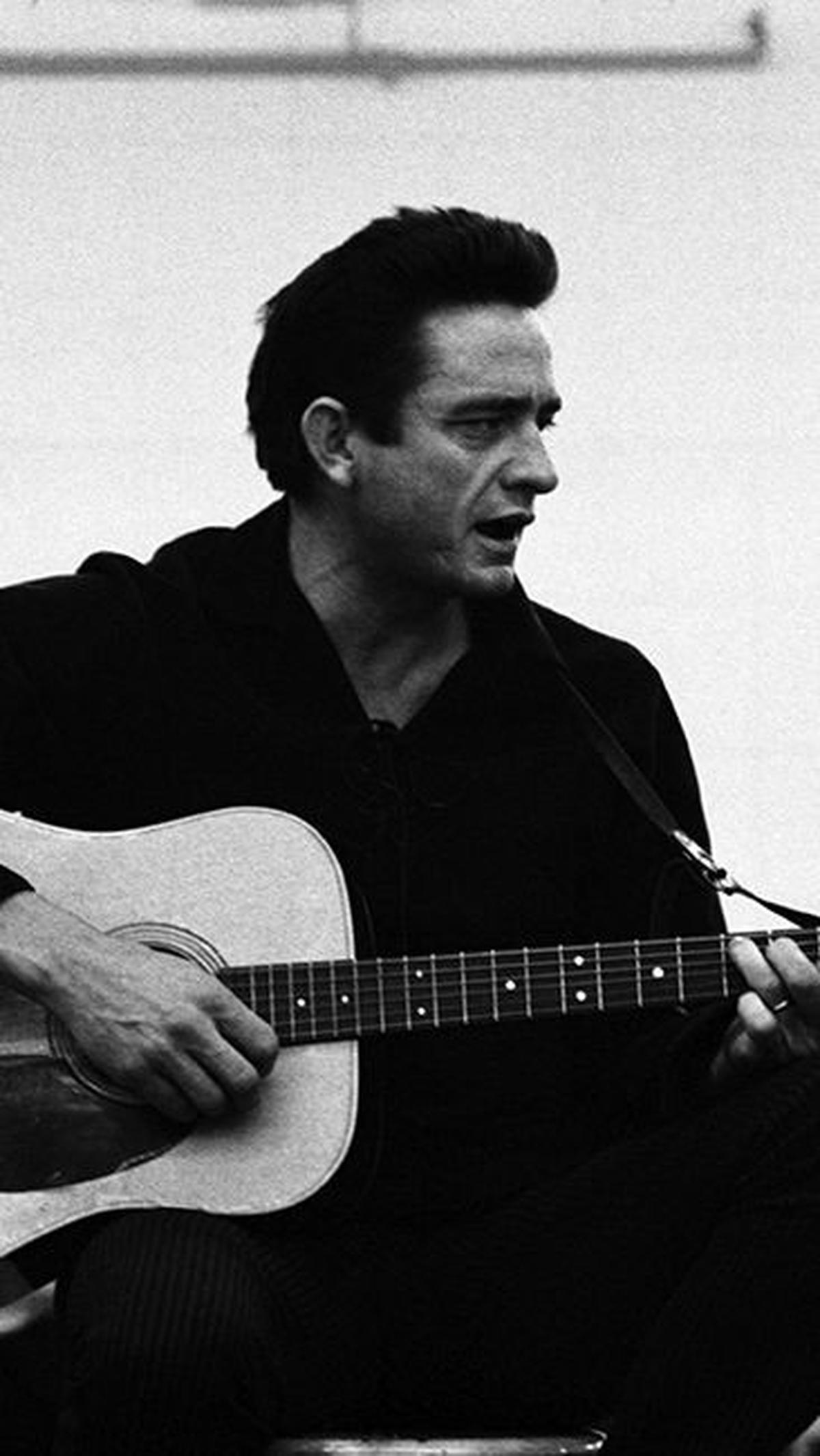 <b>20.	"Anda membangun kegagalan, dan gunakan sebagai batu loncatan." - Johnny Cash</b>