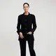 Anna Mouglalis tampil dengan aura refined sophistication lewat setelan hitam klasik khas Chanel. Ia mengenakan tailored jacket berstruktur dengan detail trimming tekstur di bagian tepian, dipadukan celana panjang berpotongan lurus yang memberikan kesan sleek dan powerful. [Dok/Chanel].