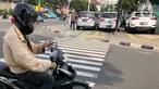 Kendaraan terparkir di sekitar trotoar kawasan Jatinegara, Jakarta, Selasa (14/7/2020). Tidak adanya sanksi tegas membuat trotoar yang telah diperlebar tersebut justru dimanfaatkan sebagai lahan parkir liar yang mengganggu ketertiban umum. (Liputan6.com/Immanuel Antonius)