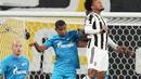Gelandang Juventus,Weston McKennie berebut bola udara dengan pemain Zenit St. Petersburg, Wilmar Barrios pada pertandingan Grup H Liga Champions di Gazprom Arena di St.Petersburg, Rusia, Kamis (21/10/2021). Juventus menang atas Zenit St. Petersburg 1-0. (AP Photo/Dmitry Lovetsky)