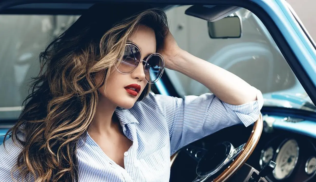 Belum lama ini, Selasa (17/7) Cinta mengunggah foto mengenakan pakaian renang warna merah. Penampilan seksi dengan baju renang dan mata tertutup itu memunculkan banyak reaksi dari warganet. (instagram/claurakiehl)