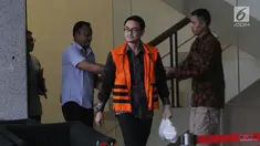 Gubernur Jambi nonaktif Zumi Zola Zulkifli usai menjalani pemeriksaan lanjutan di gedung KPK, Jakarta, Rabu (4/7). Zumi Zola diperiksa sebagai tersangka terkait dugaan suap pengesahan R-APBD Pemprov Jambi 2018. (Merdeka.com/Dwi Narwoko)