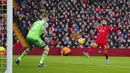 Pemain Liverpool, Mohamed Salah, berusaha mencetak gol ke gawang Brentford pada laga pekan ke-12 Liga Inggris 2023/2024 di Stadion Anfield, Minggu (12/11/2023). Kemenangan ini membuat Liverpool berada di peringkat kedua dengan 27 poin. (AP Photo/Jon Super)