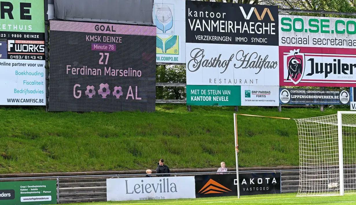 Papan skor ketika pemain KMSK Deinze, Marselino Ferdinan mencetak gol ketiga timnya saat laga lanjutan Divisi 2 Belgia 2022/2023 melawan Virton di Stadion Burgemeester Van De Wiele, Sabtu (22/04/2023) malam WIB. Melalui gol perdana Marselino, KMSK Deinze berhasil menang dengan skor 3-1. (Twitter/@KMSKDeinze)