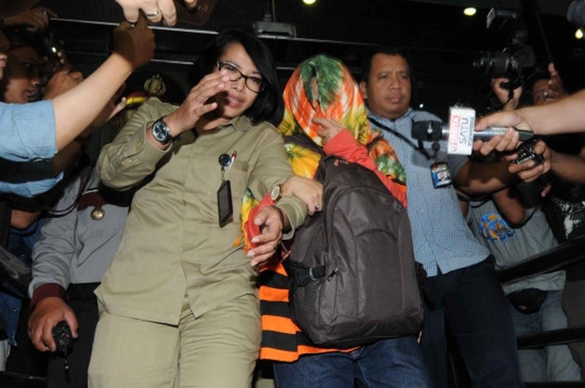 Usai diperiksa KPK, penyuap Dewie Yasin enggan tunjukkan muka