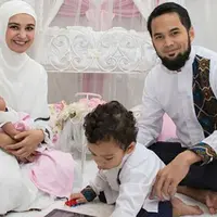 Teuku Wisnu dan Shireen Sungkar bersama dua anak, Teuku Adam Al Fatih dan Cut Hawa Medina Al Fatih.