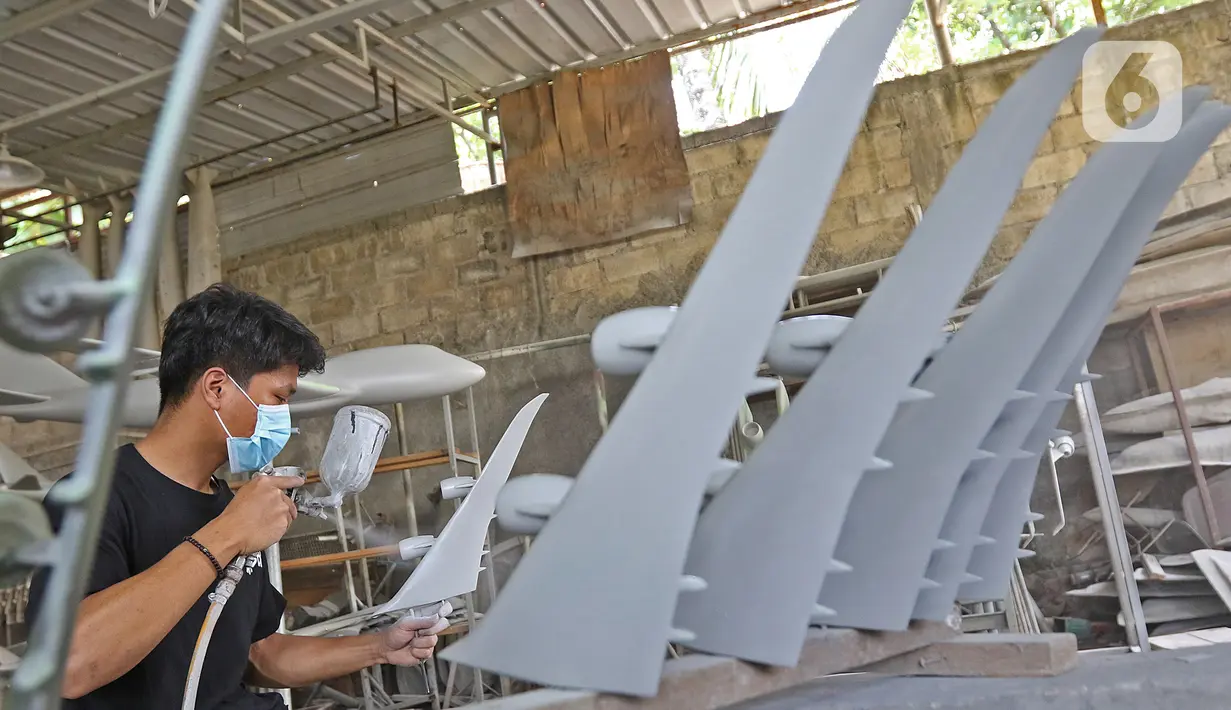 Pekerja menyelesaikan pembuatan miniatur pesawat di workshop Anglo Indonesian Aircraft Models di Cibinong, Kabupaten Bogor, Kamis (15/10/2020). Produk miniatur pesawat buatan Anglo Indonesian Aircraft Models ini telah diekspor ke beberapa negara. (Liputan6.com/Herman Zakharia)