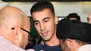 Pendukung menyambut kedatangan pemain sepakbola dan pengungsi Australia, Hakeem al-Araibi di bandara Melbourne, Selasa (12/2). Hakeem yang bermain semi-profesional untuk Pascoe Vale Football Club Melbourne, dibebaskan pada Senin malam. (WILLIAM WEST/AFP)