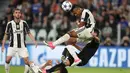 Bek Juventus, Alex Sandro, berebut bola dengan pemain AS Monaco. Pada laga tersebut Juventus memakai skema 3-4-3 sementara AS Monaco dengan formasi 4-4-2. (AFP/ Valery Hache)