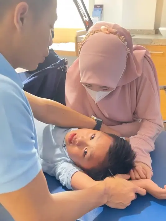 Pasangan yang menikah 3 September 2023 tersebut senantiasa menenangkan sang buah hati. [Instagram/larissachou]