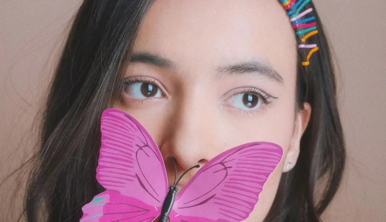 Potret selfie cantik lainnya dari Mawar Eva. Dengan berbagai jepit bobby pin berwarna-warni, Mawar menunjukkan wajahnya dengan riasan minimalis yang tetap membuatnya tampak memesona. Foto: Instagram.