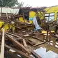 Ruang kelas Sekolah Dasar Negeri (SDN) Rancanilem, Desa Bojongloa, Kecamatan Rancaekek, Kabupaten Bandung, ambruk diduga karena belum direnovasi, Senin (30/5/2022). (Liputan6.com/Dikdik Ripaldi)