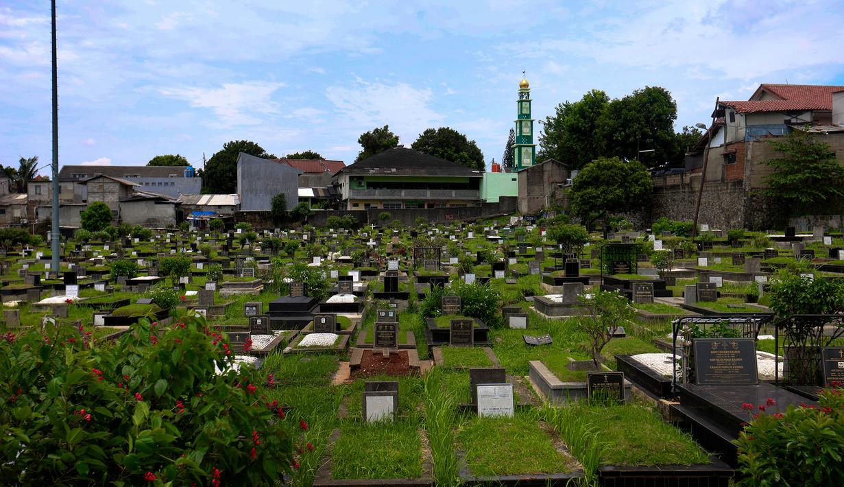 Suasana salah satu Tempat Pemakaman Umum (TPU) yang ada di Jakarta pada Rabu (5/11/2025). Di wilayah Jakarta Selatan, contohnya, dari total 18 TPU, 17 di antaranya dilaporkan sudah tidak lagi menerima jenazah baru untuk makam tunggal. Beberapa TPU besar di Jakarta Selatan seperti Tanah Kusir, Menteng Pulo, Jeruk Perut, Kebagusan, dan Tanjung Barat, kapasitasnya sudah mencapai lebih dari 95 persen atau bahkan penuh total. (Kapanlagi.com/Budy Santoso)