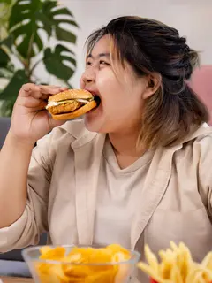Perbedaan antara cheat day dan cheat meal berada pada durasinya. [Dok/freepik.com/studioredcup]