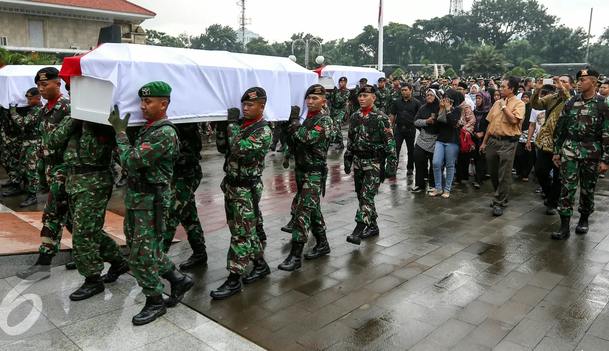 Prosesi pemakaman 13 jenazah korban jatuhnya Helikopter Bell 412 ED HA5171 milik TNI AD di TMP Kalibata diwarnai hujan deras, Jakarta, Selasa (22/3/2016). (Liputan6.com/Yoppy Renato)