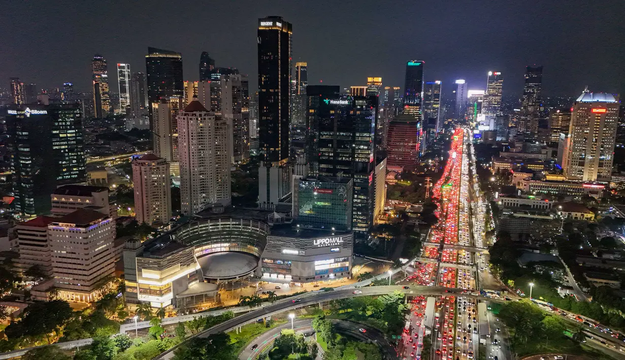 Di sisi lain, Sekretaris Komisi A DPRD DKI Jakarta, Mujiyono, mengatakan kebijakan integrasi CCTV gedung di atas empat lantai dengan sistem Pemprov DKI merupakan langkah tepat untuk memperkuat sistem keamanan kota. Tampak foto udara memperlihatkan suasana malam gedung-gedung bertingkat di kawasan Sudirman, Jakarta, Selasa (7/4/2026). (merdeka.com/Arie Basuki)
