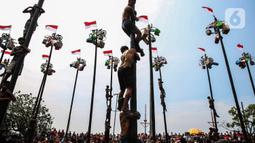 Panjat pinang merupakan salah satu lomba tradisional yang cukup populer di masyarakat Indonesia. (Liputan6.com/Angga Yuniar)