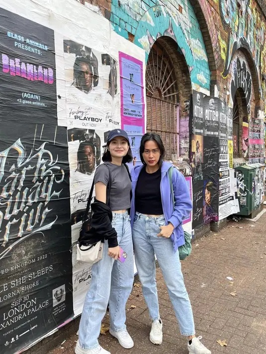 Denim dan jaket juga masih jadi fashion item yang tak pernah gagal tampilkan gaya kasual sempurna.  [Foto: Instagram/ Inong Ayu]