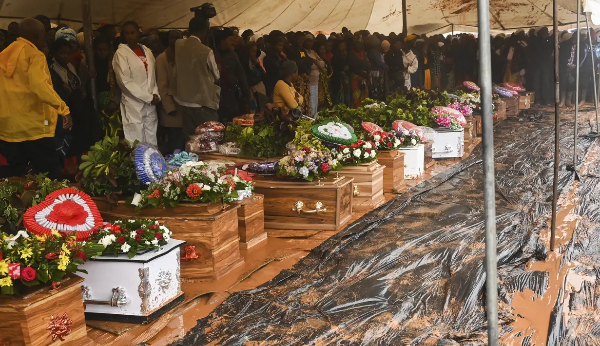 Disadur dari CNN, Kamis (16/3/2023), topan mematikan itu telah memecahkan rekor badai terlama dari jenisnya setelah mendarat di Mozambik untuk kedua kalinya, lebih dari dua minggu setelah yang pertama. (AP Photo/Thoko Chikondi)
