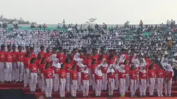 Paduan suara memeriahkan acara perayaan Hari Olahraga Nasional ke-34 di Stadion Dr. H. M. Soebroto, Magelang, Sabtu (9/9/2017). Haornas tahun ini mengangkat tema "Olah Raga yang Menyatukan Kita". (Bola.com/Dorojatun)