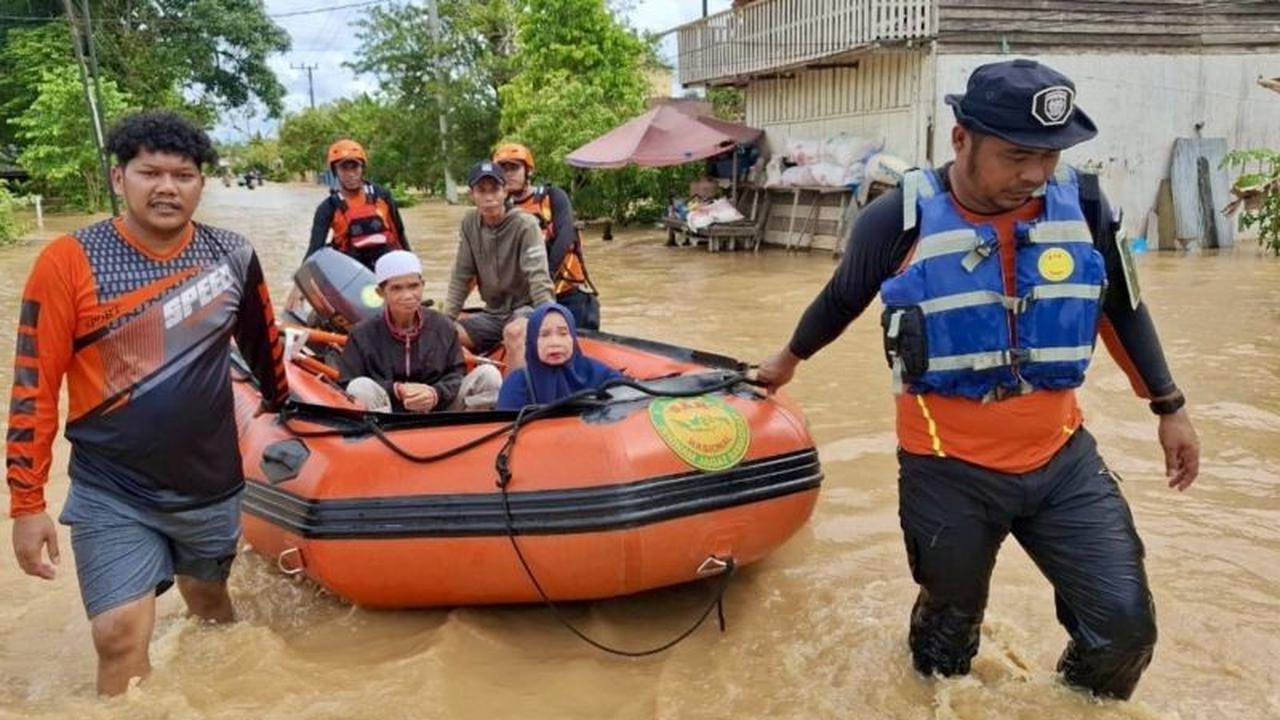 Tim SAR Evakuasi 2.895 Warga Terdampak Banjir Pariangan Kalsel ke Lokasi Aman