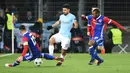 Pemain Manchester City, Sergio Aguero berebut bola dengan pemain FC Basel, Marek Suchy dan Geoffroy Serey Die pada leg pertama babak 16 besar Liga Champions di St. Jakob Park, Rabu (14/2). Manchester City menang 4-0. (SEBASTIEN BOZON/AFP)