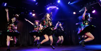 Idol grup, JKT48 merilis single terbaru yang berjudul Mae Shika Sukanee yang bisa diartikan Hanya Lihat Kedepan. Single tersebut, akan dibawakan oleh Senbatsu, 16 member yang terpilih dari voting. (Adrian Putra/Bintang.com)