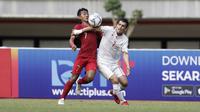 Gelandang Timnas Indonesia U-19, Beckham Putra Nugraha (kiri), saat berduel dengan pemain Iran dalam laga uji coba di Stadion Patriot Candrabhaga, Bekasi, Sabtu (7/9/2019). (Bola.com/Yoppy Renato)
