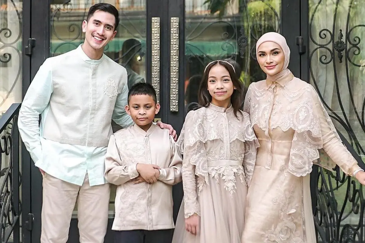 Gaya Lebaran Verrell Bramasta dan Putri Zulkifli Hasan