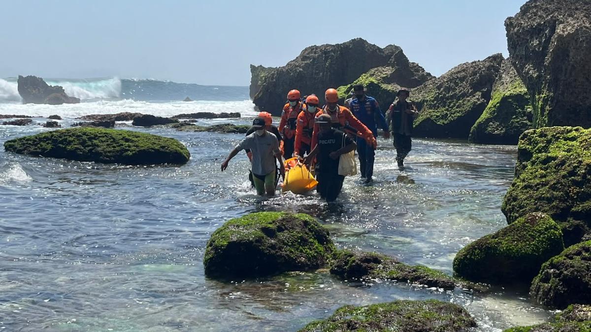 WNA Rusia Ditemukan Tewas di Bawah Tebing Tanjung Mebulu - merdeka.com