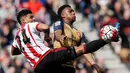 Pemain Arsenal, Alex Iwobi, berebut bola dengan pemain Sunderland, DeAndre Yedlin, dalam laga Liga Inggris di Stadium of Light, Sunderland, Minggu (24/4/2016) malam WIB. (Reuters/Phil Noble)