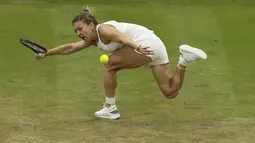 Aksi Simona Halep mengembalikan bola ke arah Johanna Konta pada perempat final tunggal putri Wimbledon 2017 di The All England Lawn Tennis Club, Wimbledon, London, (11/7/2017). (AP/Tim Ireland)