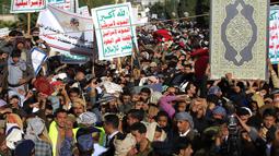 Warga Yaman saat demo mengecam pembakaran Al-Quran oleh seorang politisi Swedia di ibu kota Sanaa pada 23 Januari 2023. Pembakaran Al-Qur'an itu terjadi saat demonstrasi anti-Turki dan upaya Swedia untuk bergabung dengan NATO yang terjadi di Stockholm. (AFP/Mohammed Huwais)