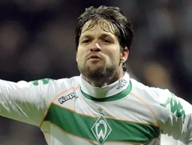 Werder Bremen's midfielder Diego celebrates after scoring during the Werder Bremen vs AC Milan UEFA Cup round of 32 match in Bremen February 18, 2009. The match ended 1-1. AFP PHOTO/JOHN MACDOUGALL