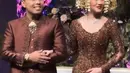 Songket dan penutup kepala emas jadi aksesori pengantin pria yang dikenakan Thariq Halilintar [@aaliyah.massaid]