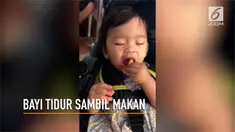 Ada-ada saja tingkah bayi yang satu ini. Ia asyik memakan kentang goreng dalam keadaan tertidur. Menggemaskan sekali!