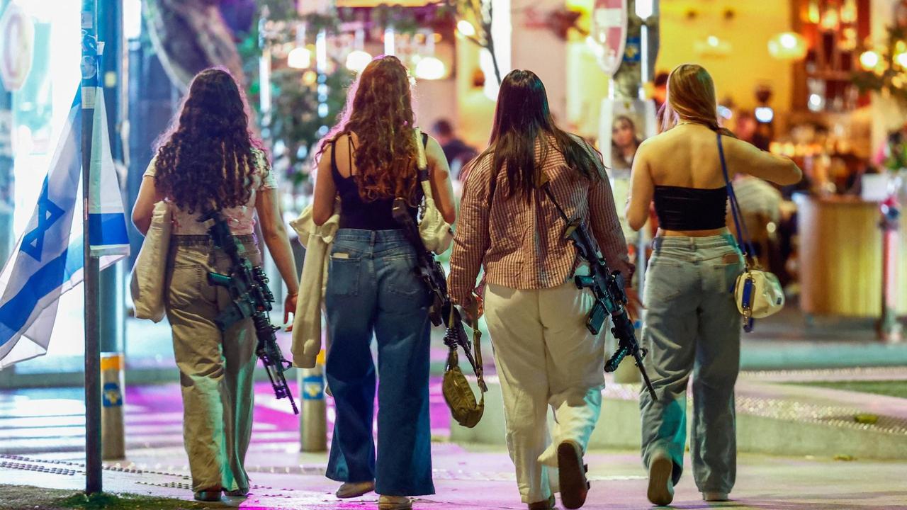 Wanita Israel bawa senjata saat jalan-jalan di Tel Aviv