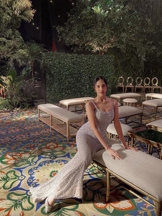 <p>Berpose sambil duduk, Anya Geraldine terlihat anggun dengan gaun yang membalut tubuhnya. Anya tampil cantik dan menawan dalam balutan long dress. Sebagai penunjang, Anya mengenakan heels berwarna senada. (Instagram/anyageraldine)</p>