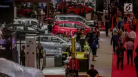 Pengunjung memadati ruang pamer pada pembukaan The 19th Indonesia International Motor Show (IIMS) 2019 pada hari pertama pembukaan di JIExpo Kemayoran, Jakarta, Kamis (25/4). Pameran industri otomotif tersebut berlangsung 25 April - 5 Mei 2019. (Liputan6.com/Faizal Fanani)