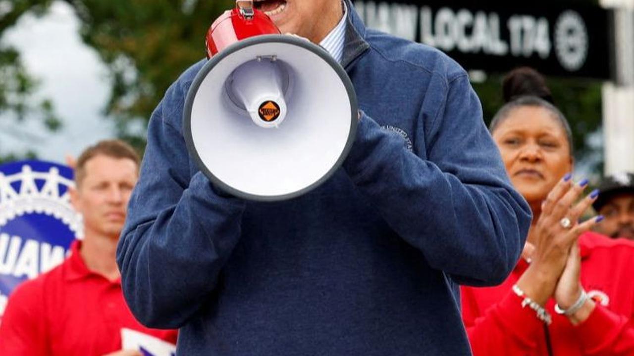 Saat tampil di hadapan para demonstran, Biden terlihat mengenakan topi bertuliskan United Auto Workers (UAW).