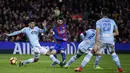 Aksi pemain FC Barcelona, Lionel Messi (tengah) melakukan tembakan melewati hadangan para pemain Celta Vigo pada lanjutan La Liga Spanyol di Camp Nou, Barcelona, (4/3/2017).  (AP/Manu Fernandez)